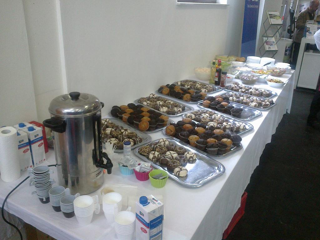 Bestellen Sie Ihr Buffet bei uns zum Fixpreis. Inklusive Lieferung, Tellern, Besteck, Warmhaltern, ...  www.kre.at CATERING 