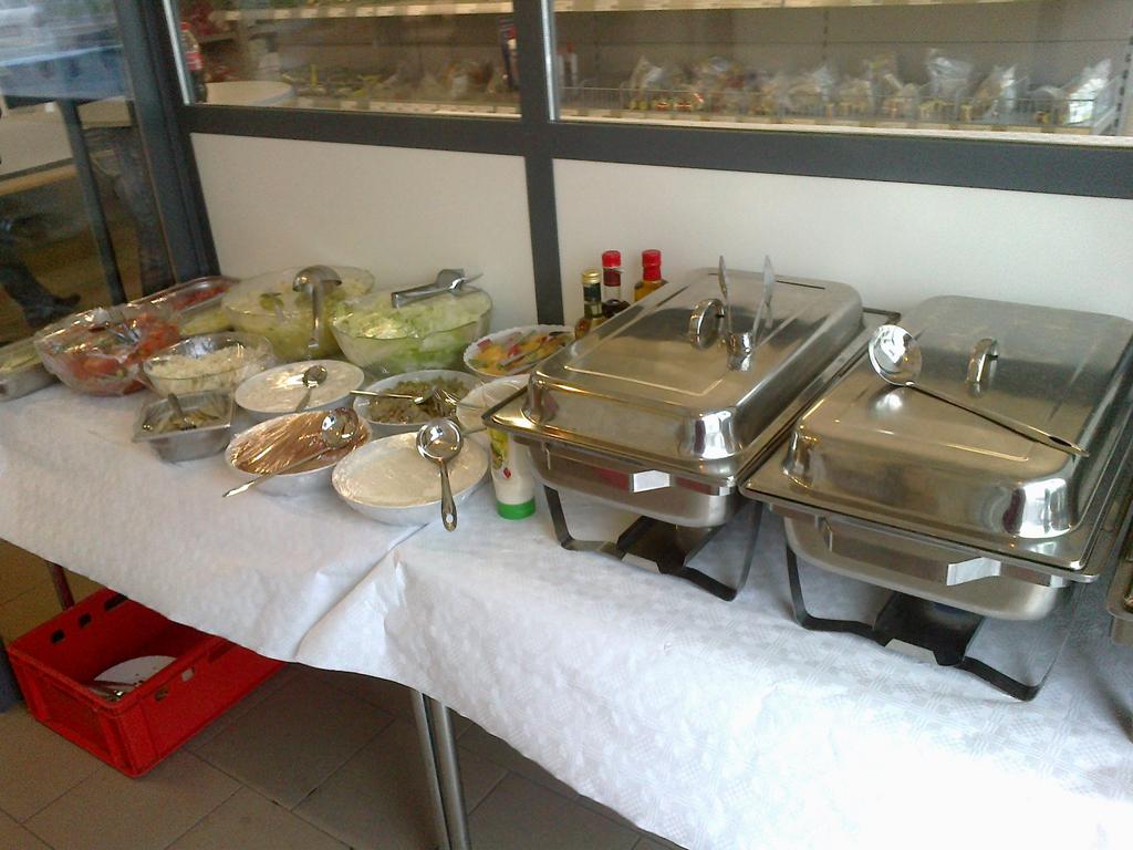 Bestellen Sie Ihr Buffet bei uns zum Fixpreis. Inklusive Lieferung, Tellern, Besteck, Warmhaltern, ...  www.kre.at CATERING 