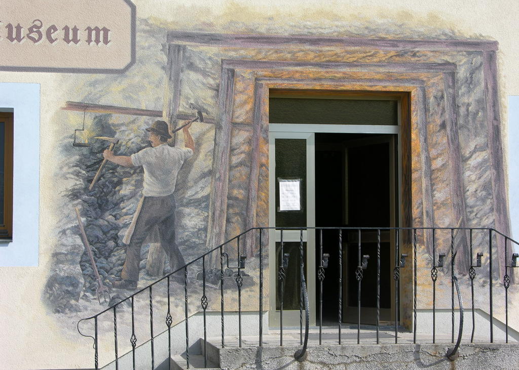 Fassadengemälde im Eingangsbereich Bergbau-Museum