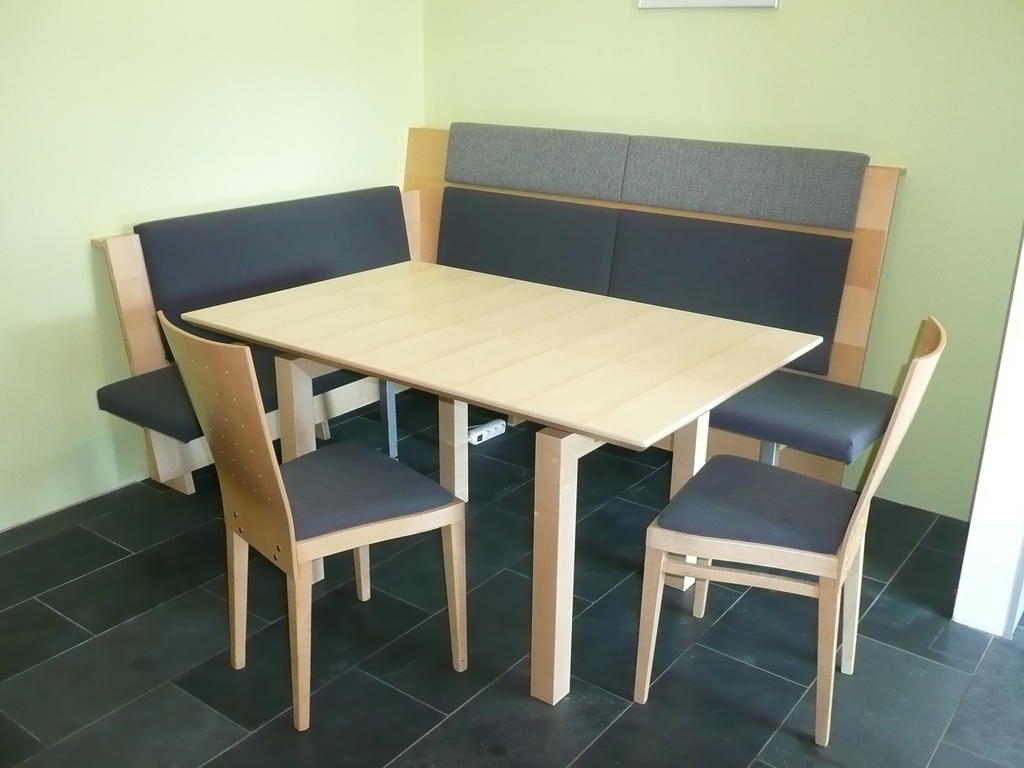 mit Tisch und 2 Sessel
