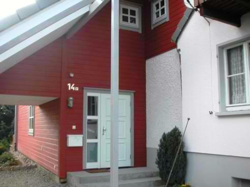 Fassade mit rot-grautönen,Holz