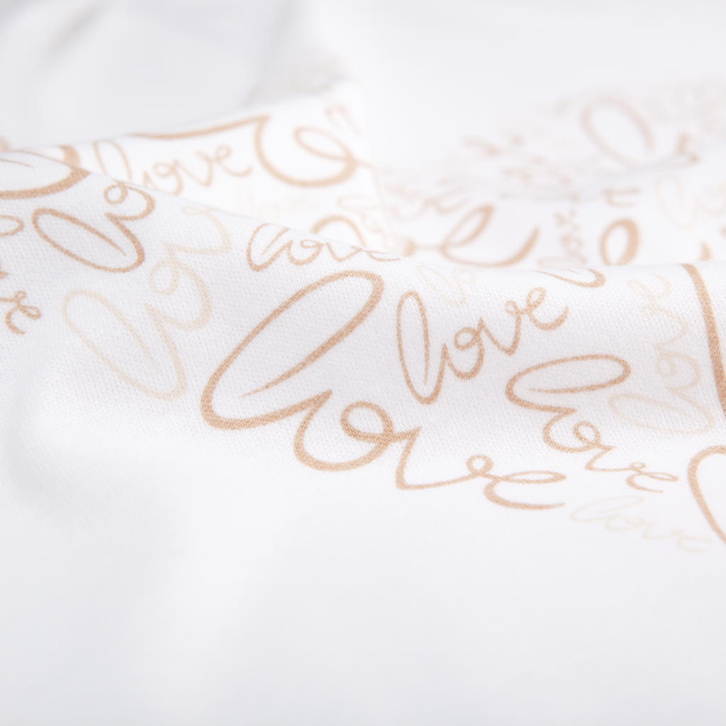 Hochwertiger, weicher Interlock Jersey Stoff mit Herz-Motiv und „love“ Schriftzügen