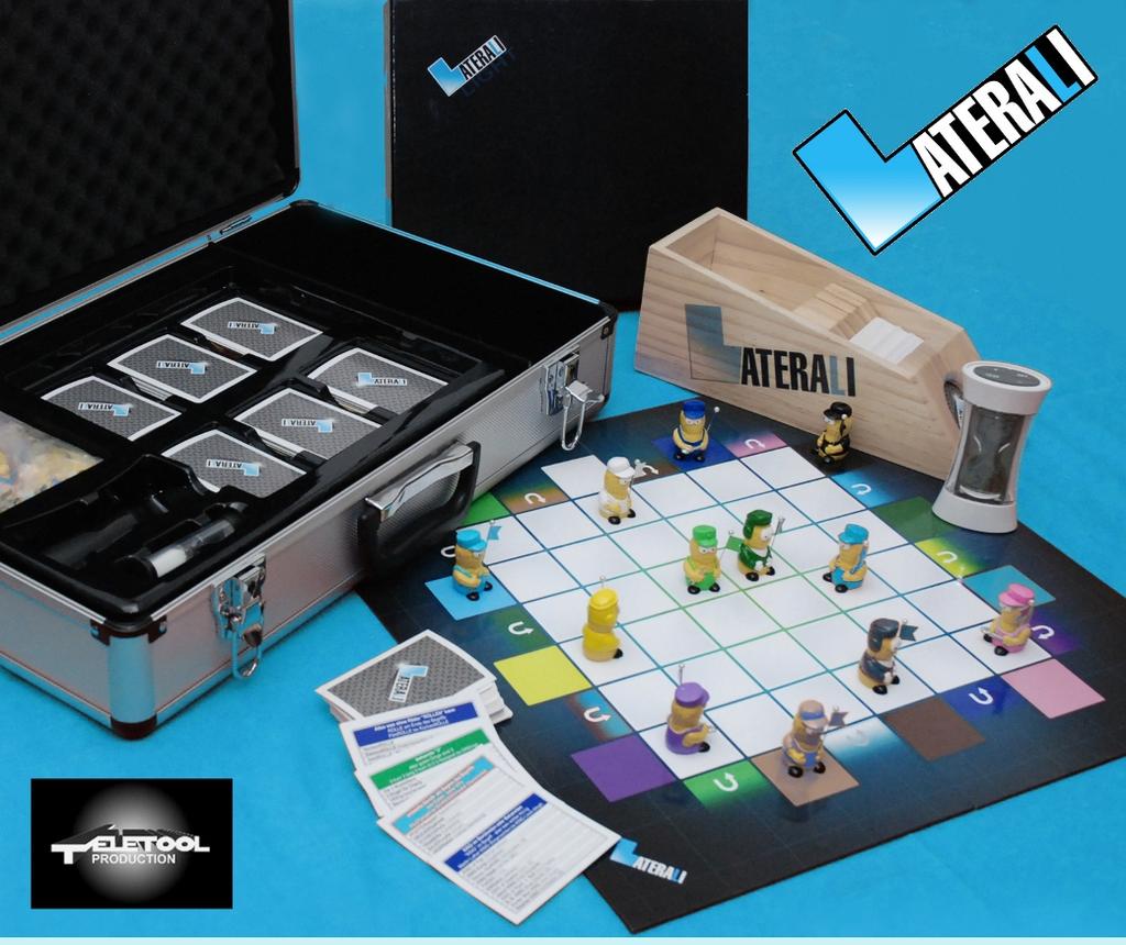 Im eleganten Metallkoffer, mit Kartenschlitten, elektronischer Sanduhr, Spielbrett,  Zubehör und 648 Laterali-Fragen, die mental herausfordern!  ideal für Kreativ-Trainings und zum Finden außerordentlicher Lösungsansätze