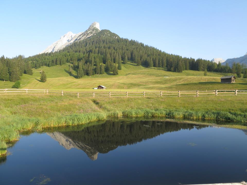 Die alten Griechen tauften den Bergkristall KRYSTALLOS, was EIS bedeutet. Sie glaubten, dass er aus reinem, gefrorenen Quellwasser bestand, das niemals auftaute. Dieser Irrglaube bestand bis ins Mittelalter. Heute weiß man: er besteht aus Siliziumdioxid. Das tut seiner Faszination aber keinen Abbruch: Ohne Verunreinigungen wirkt er tatsächlich wie klares Eis.