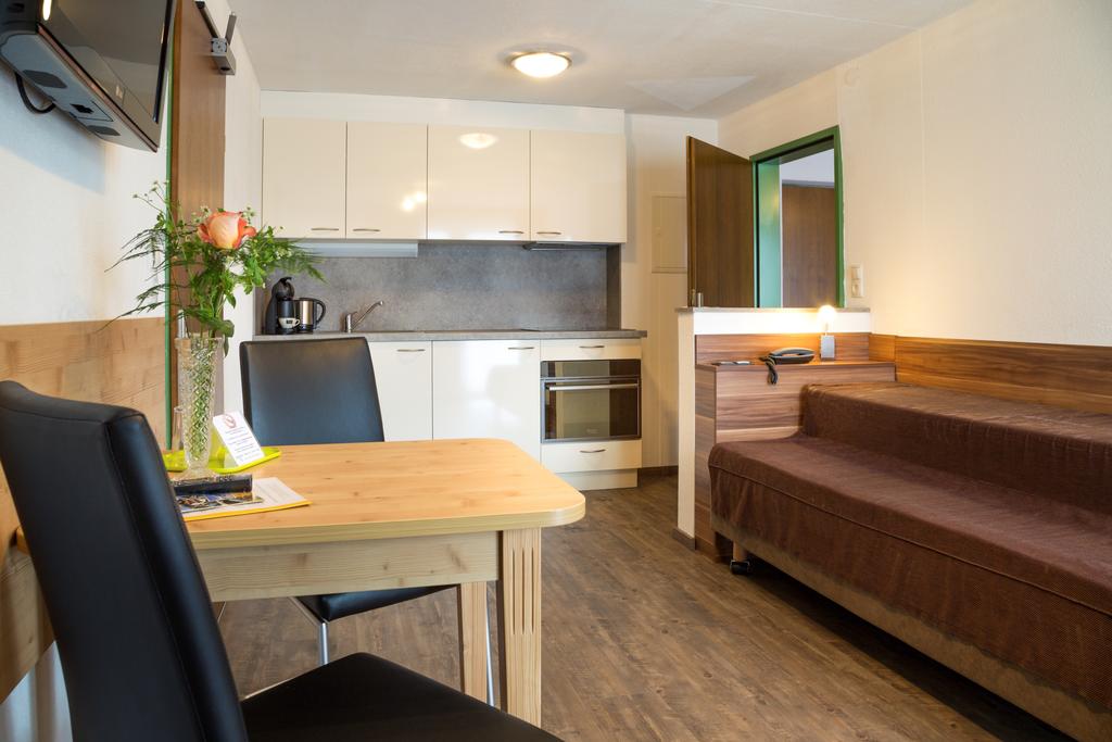 Wir haben Appartements und Zimmer mit Frühstücksbuffet - ab Euro 45 pro Person und Nacht buchbar  Infos unter www.glungezer.net