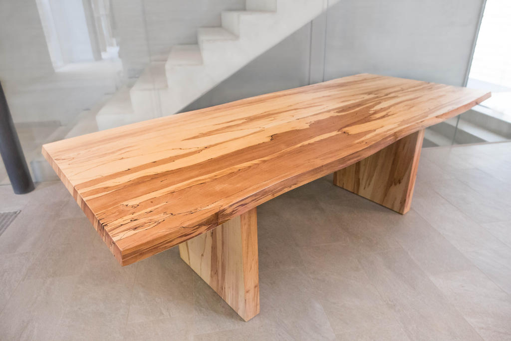 Edelholztisch Design "Fungi" mit Beinen im passenden Holzdesign.